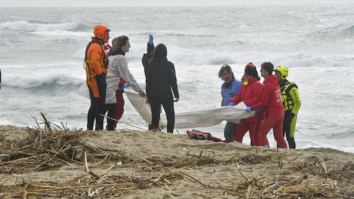 Tientallen lichamen van migranten aangespoeld op Italiaans strand