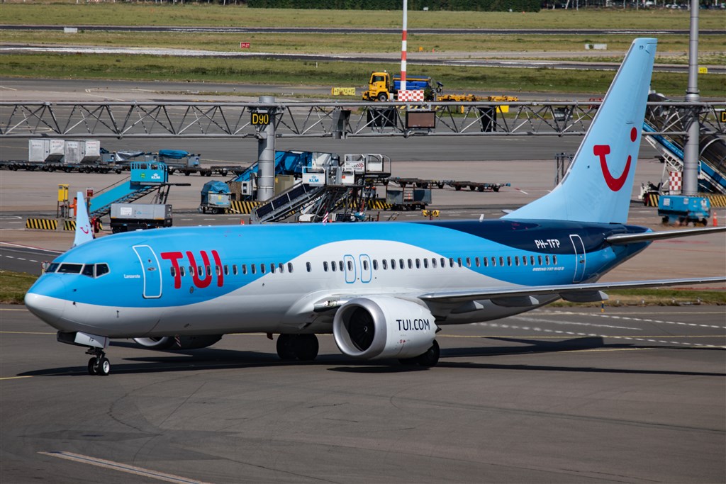 Staart vliegtuig TUI raakt grond bij opstijgen, keert terug naar Schiphol