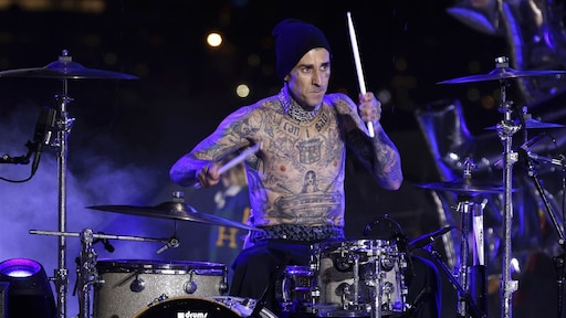 Travis Barker wacht operatie aan geblesseerde ringvinger