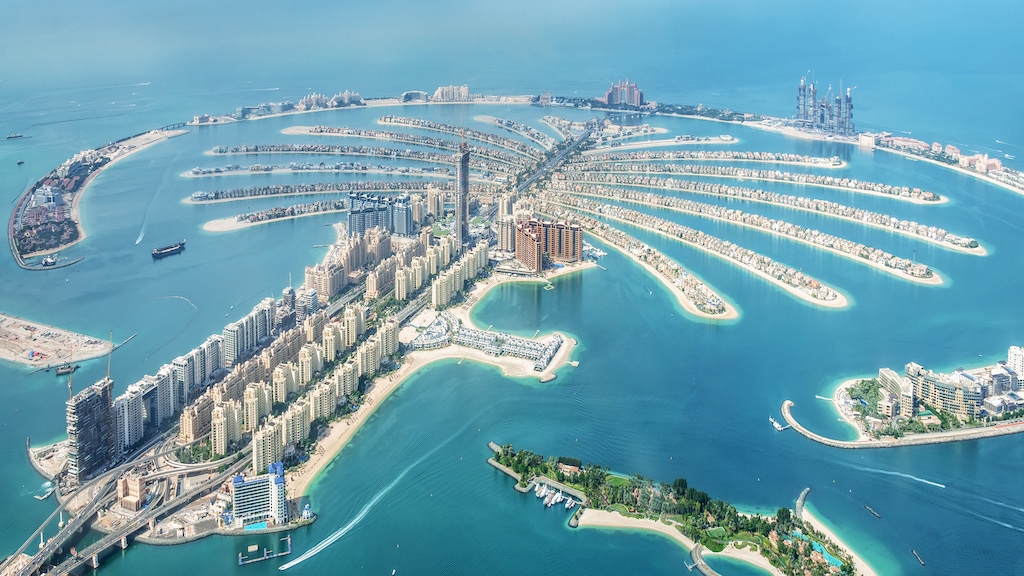De opgespoten eilanden van Palm Jumeirah, waar Jeroen van der G. zijn villa kocht.