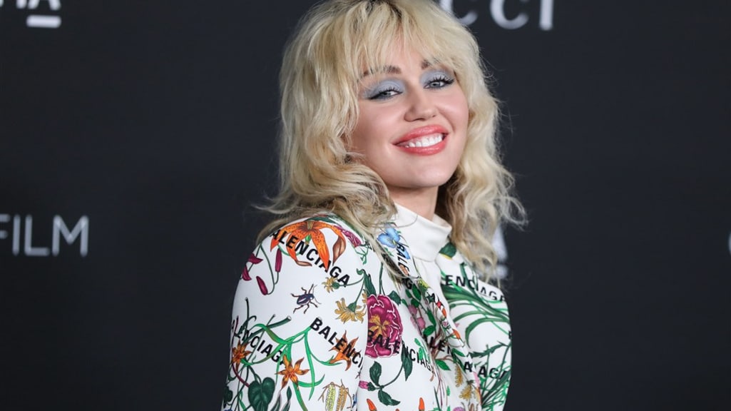 Miley Cyrus stoot Adele van de troon in UK Singles Chart