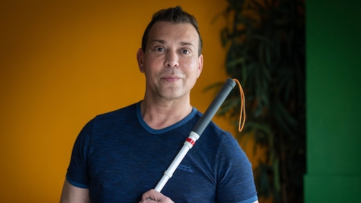 Arold wordt doof én blind, dus hij heeft haast: 'Snel de wereld mooier maken'