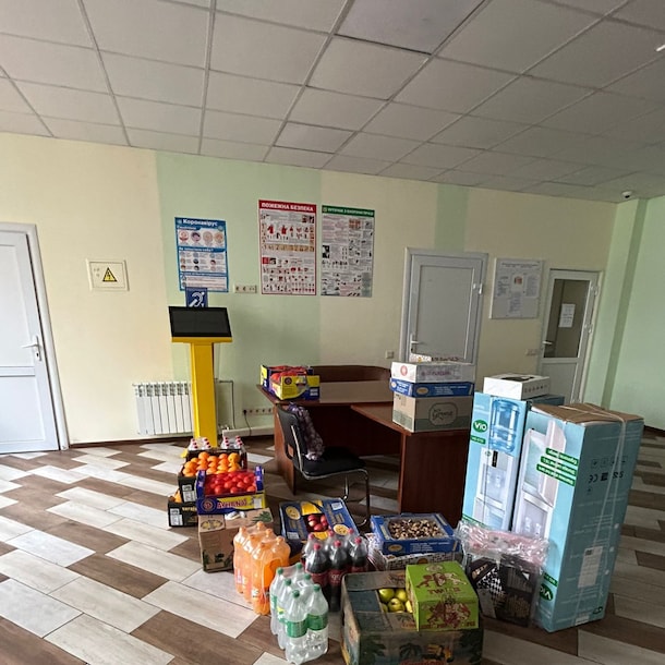 Spullen die Arold inkocht voor het weeshuis.