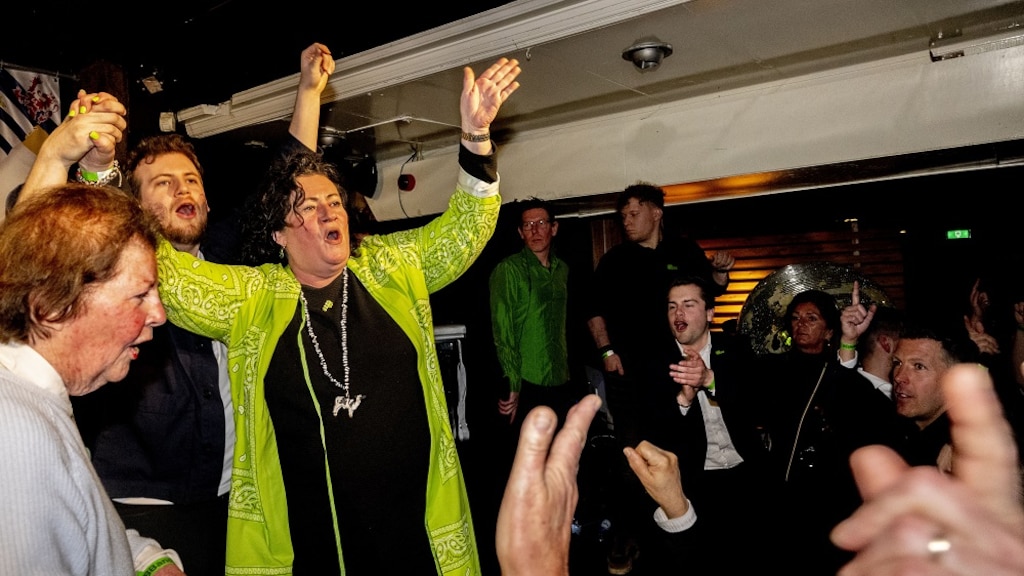 Caroline van der Plas met haar moeder Nuala. (links)