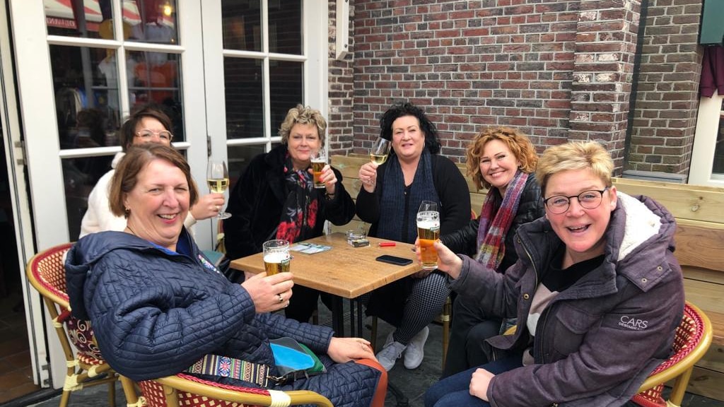 Caroline met haar vriendinnengroep uit Deventer.