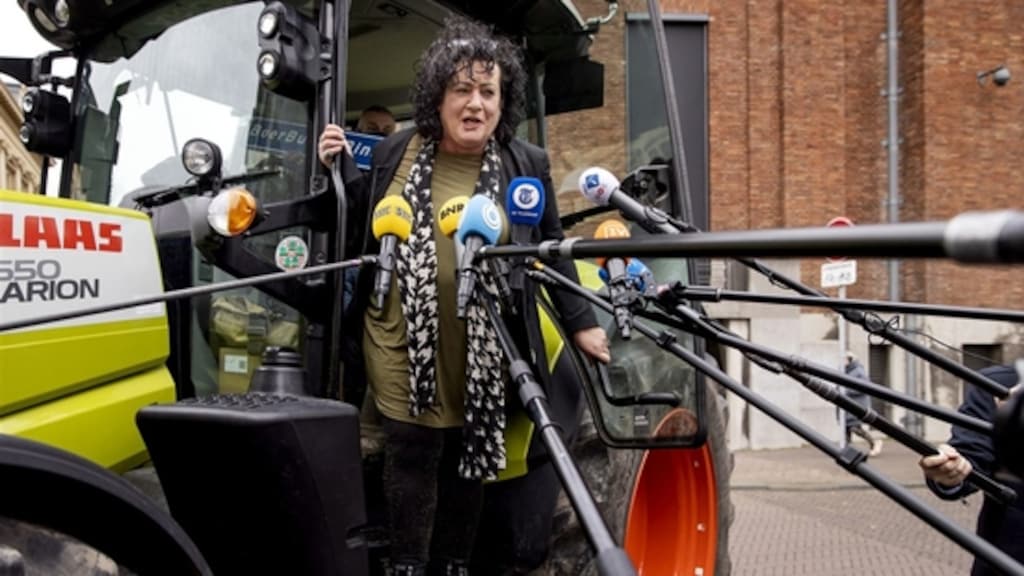 Caroline van der Plas op het Binnenhof met de tractor.