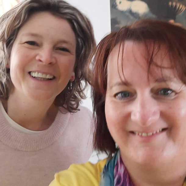 Cindy (links) en Wendy (rechts): "Vaak hebben we aan één blik genoeg."