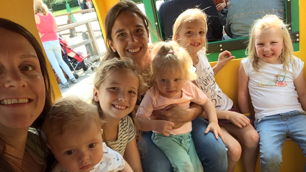 Linda en Monique samen met hun kinderen.