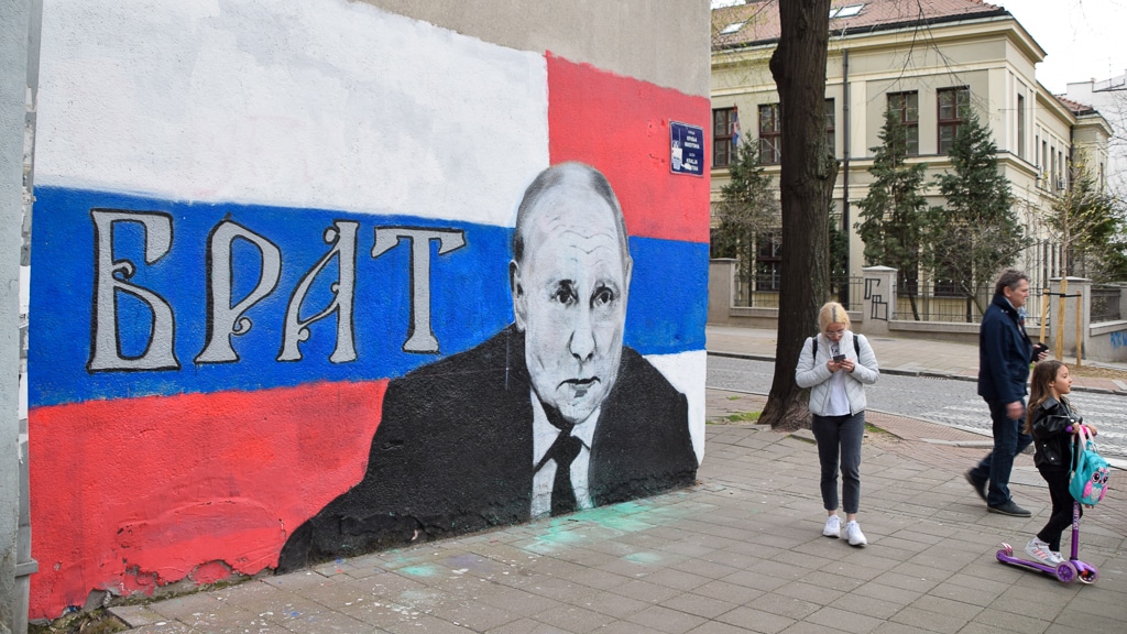 Russische spionnen die EU-landen zijn uitgezet, werken nu vanuit Servië