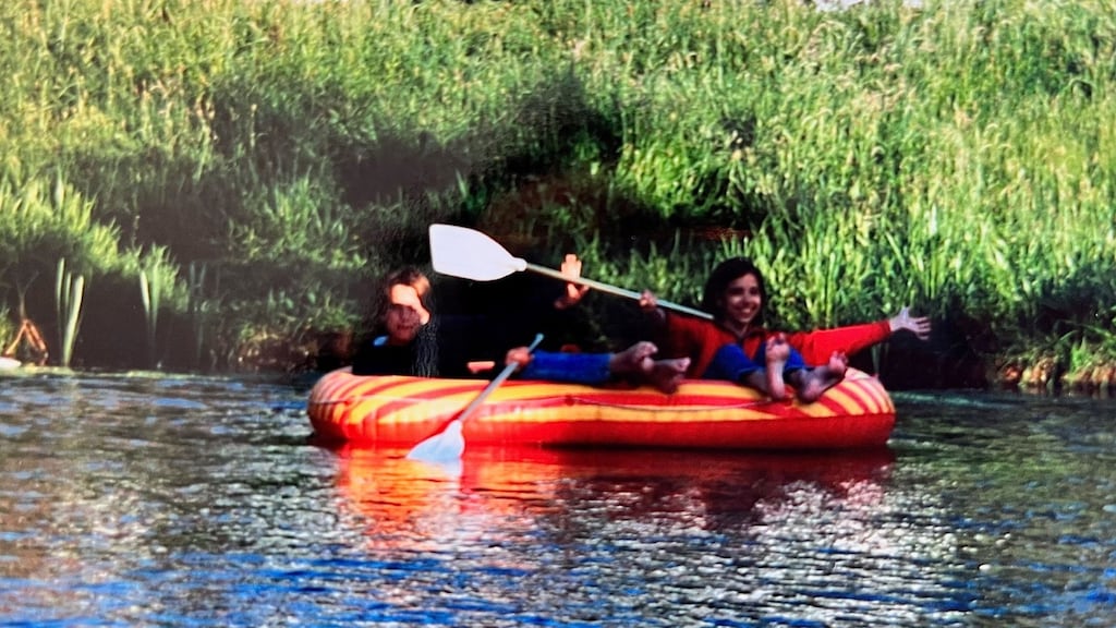 Linda en Monique als pubers.