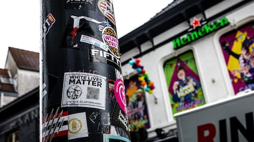 Racistische leuzen op stickers en Erasmusbrug, wie zijn de verdachten?
