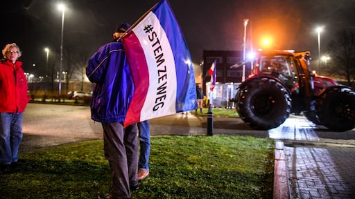 Steunbetuiging voor shovelbestuurder Johan R. bij gevangenis Alphen