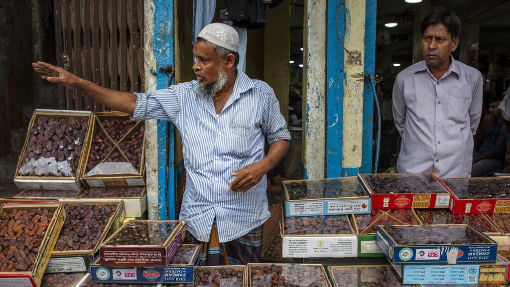 Verkoper van dadels wacht op klanten op de markt in Dhaka