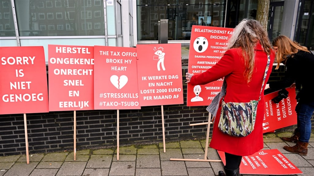 Tijdens een demonstratie in Utrecht wordt aandacht gevraagd voor de slachtoffers van het toeslagenschandaal.