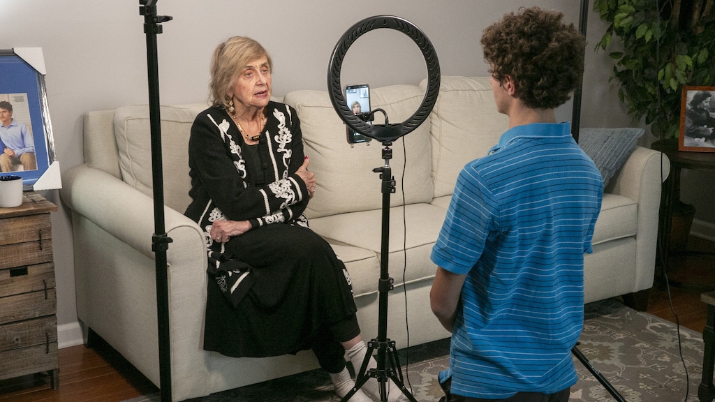 Tova en haar kleinzoon Aron nemen een nieuwe Tiktok op.