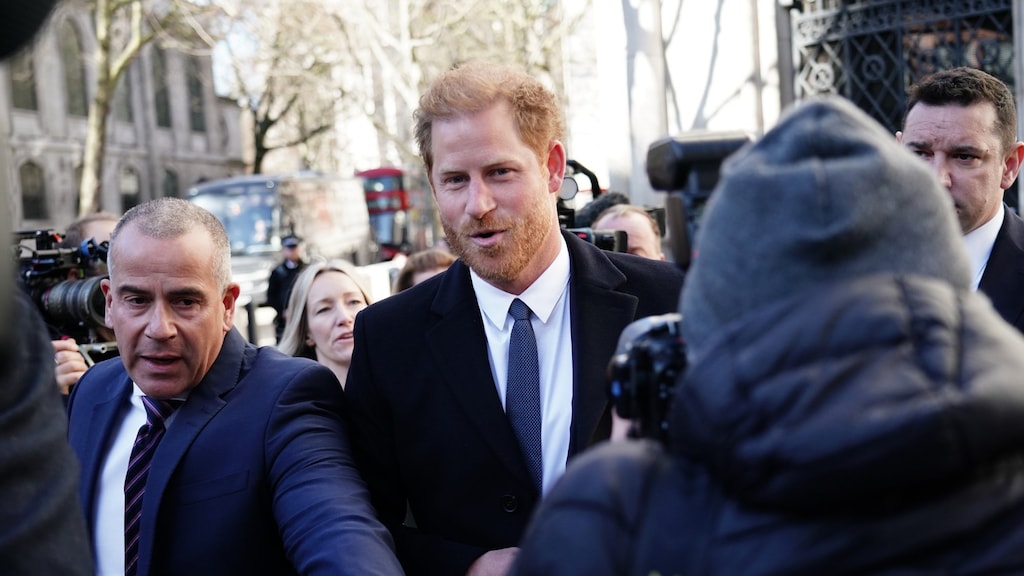 Prins Harry beschuldigt in rechtbank Britse uitgever van afluisterpraktijken