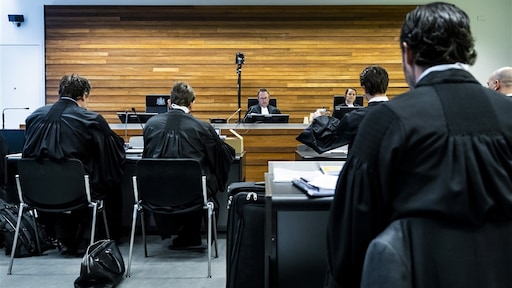 KLM vertrouwt de staat niet en eist dwangsom van maximaal 100 miljoen euro