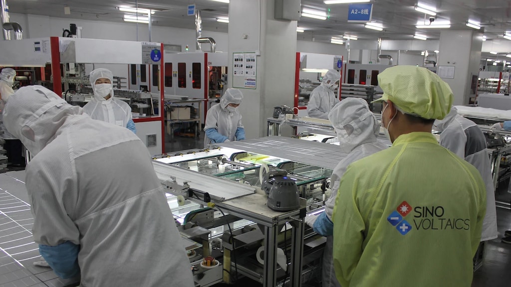 Kwaliteitsinspectie in zonnepanelenfabriek.