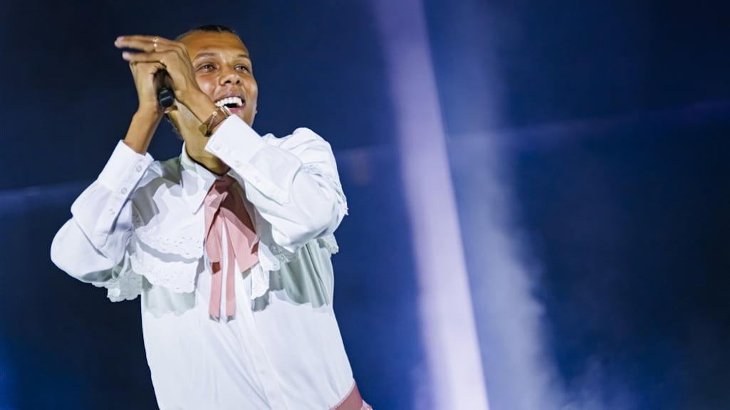 Nepfoto vol blauwe plekken Stromae gebruikt door oplichters