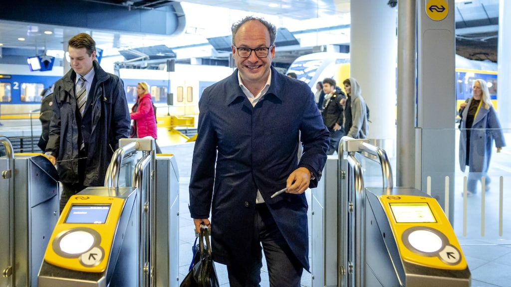 Treinkaartje volgend jaar dikke 6 procent duurder: 'NS legt tekort bij reiziger neer'