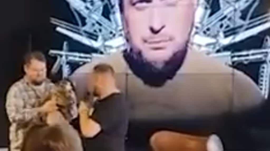 Het moment waarop Tatarski het beeldje overhandigd krijgt.