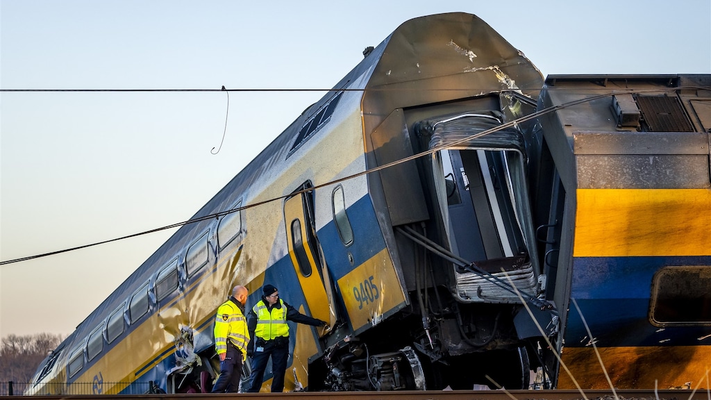 Bij het ongeluk is één dode gevallen en zijn meerdere mensen zwaargewond geraakt.