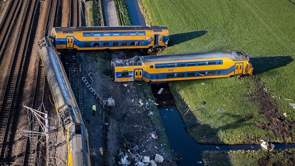 Een dronefoto van de ontspoorde trein.