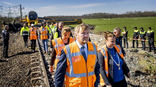 Koning Willem-Alexander bezoekt plek treinongeluk in Voorschoten