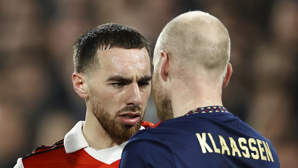 Ajax wipt Feyenoord uit bekertoernooi na tumultueus duel