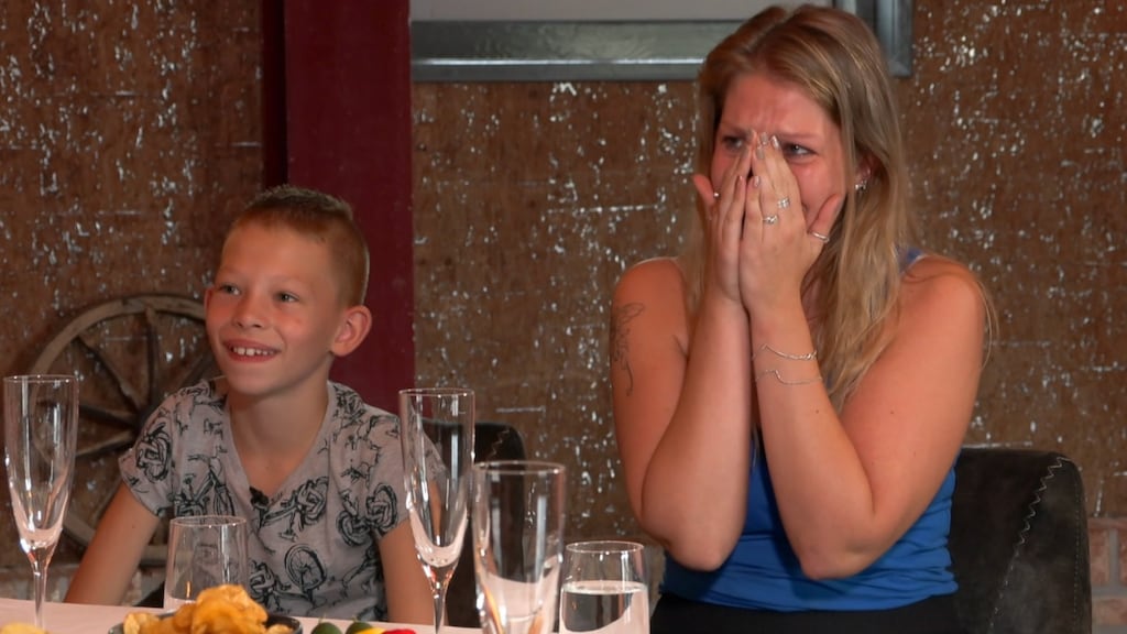 Steenrijk-stel geeft bijzonder geschenk cadeau aan straatarm gezin