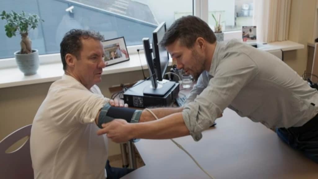John de Bever vreest voor gezondheid tijdens doktersbezoek