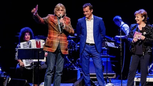 Johan Derksen en Wilfred Genee met John de Bever op podium