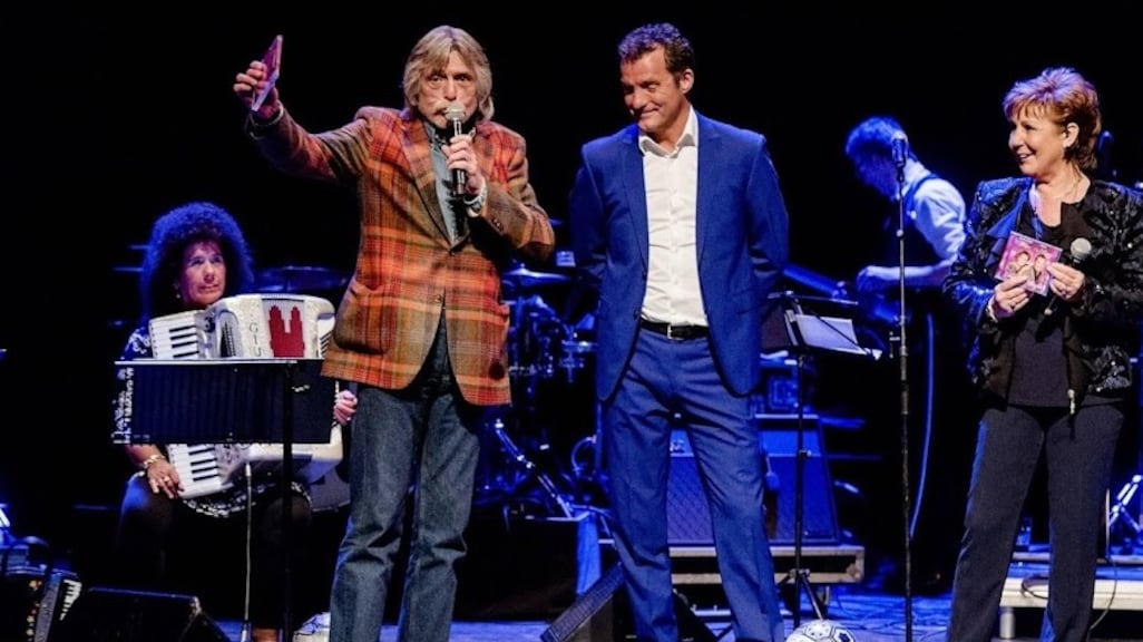 Johan Derksen en Wilfred Genee met John de Bever op podium