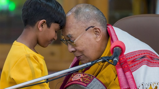 Dalai Lama biedt excuses aan na storm van kritiek over 'incident' met jongetje