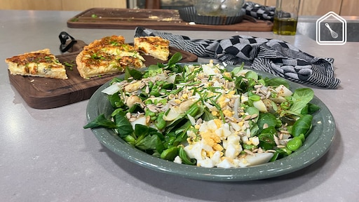 Quiche met kaas en salade met witte asperges en mosterdvinaigrette