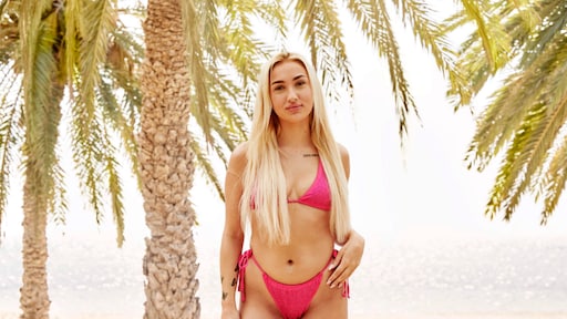 Janey van Ex On The Beach neemt afscheid van lipfillers en blonde extensions