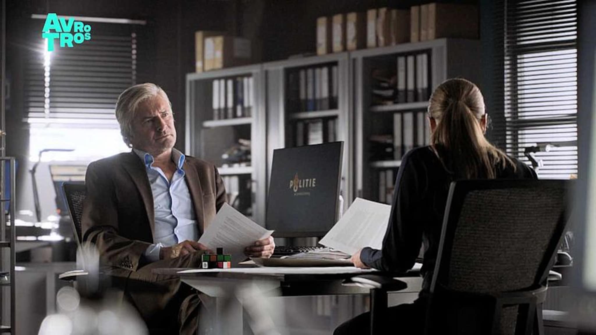 Victor Reinier licht tipje van de sluier cliffhanger Flikken op