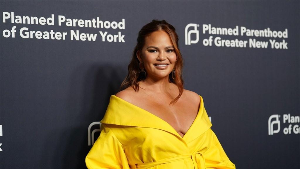 Chrissy Teigen omarmt 'hangende borsten' en 'levenslange littekens'