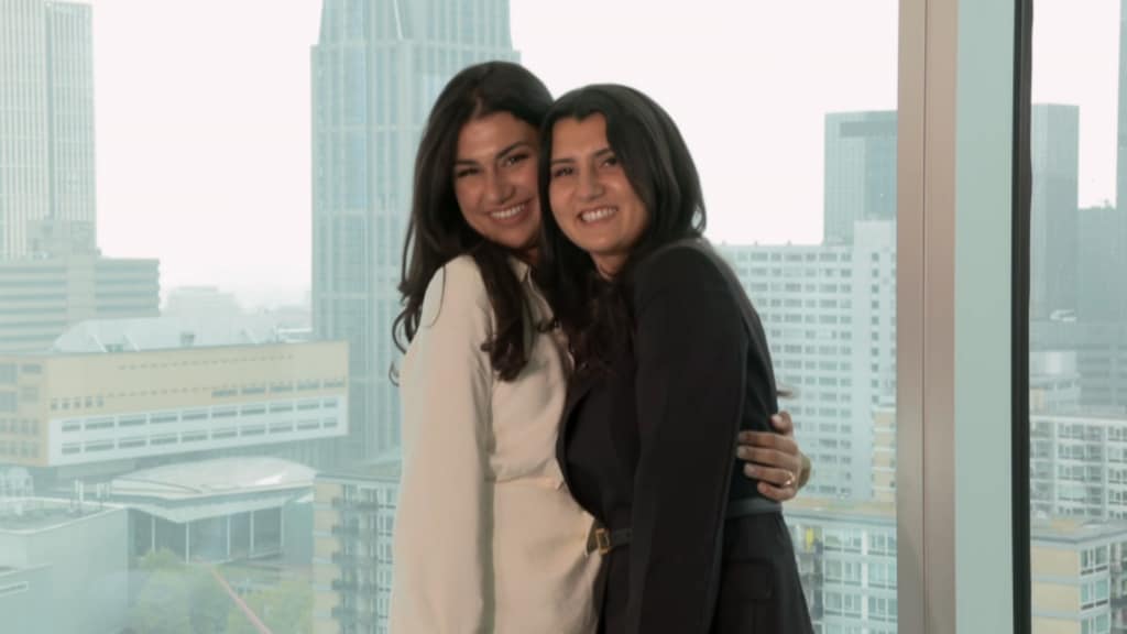 Kijkers vol lof over 'lieve zussen' in Steenrijk, Straatarm