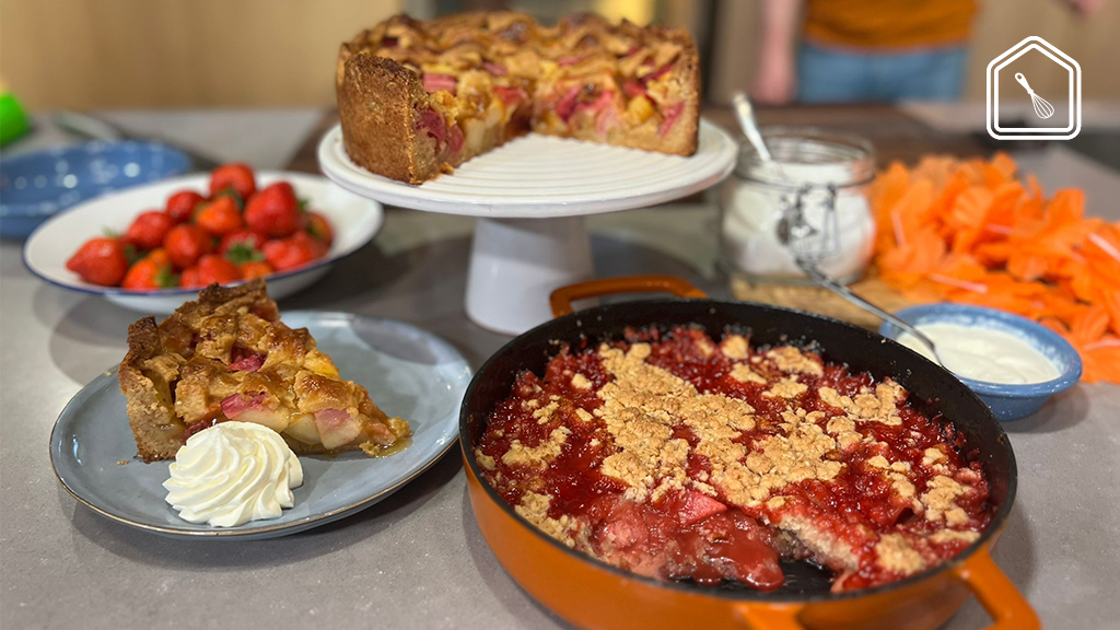 Bak een feestelijke appel-rabarbertaart én een rabarber-aardbeiencrumble