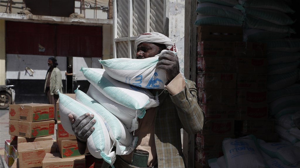 Noodhulp wordt uit een vrachtwagen geladen in de hoofdstad van Jemen, ter illustratie.