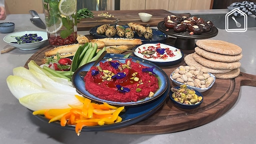 Borrelplank met sesamsticks, kebabspies én rauwkost met een lekkere dip