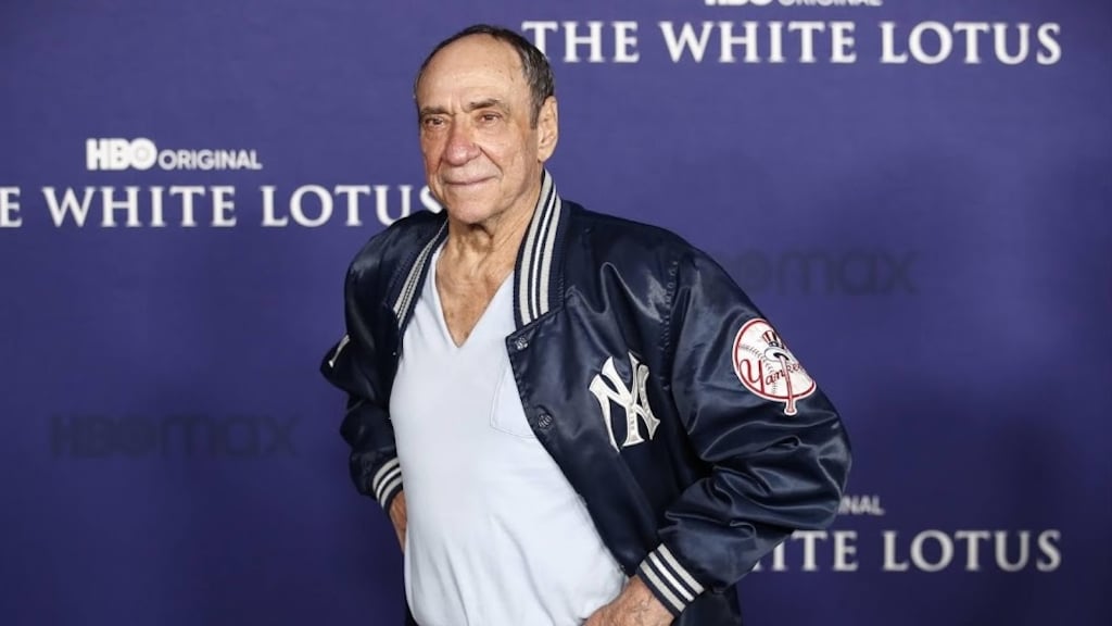 White Lotus-acteur (83) biedt excuses aan na 'seksueel wangedrag'