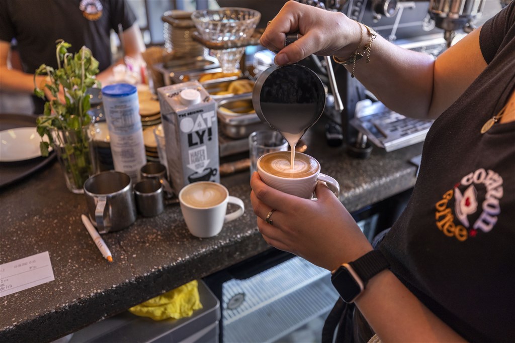 Horecazaak rekent toeslag voor cappuccino met 'vervuilende' koemelk