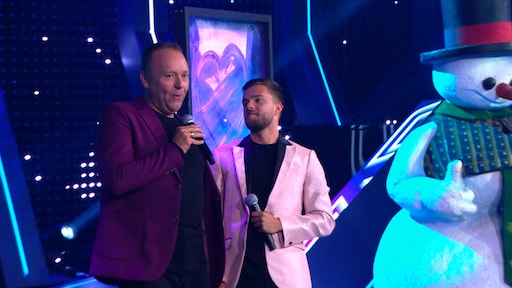 Buddy Vedder neemt panelleden in de maling in Secret Duets