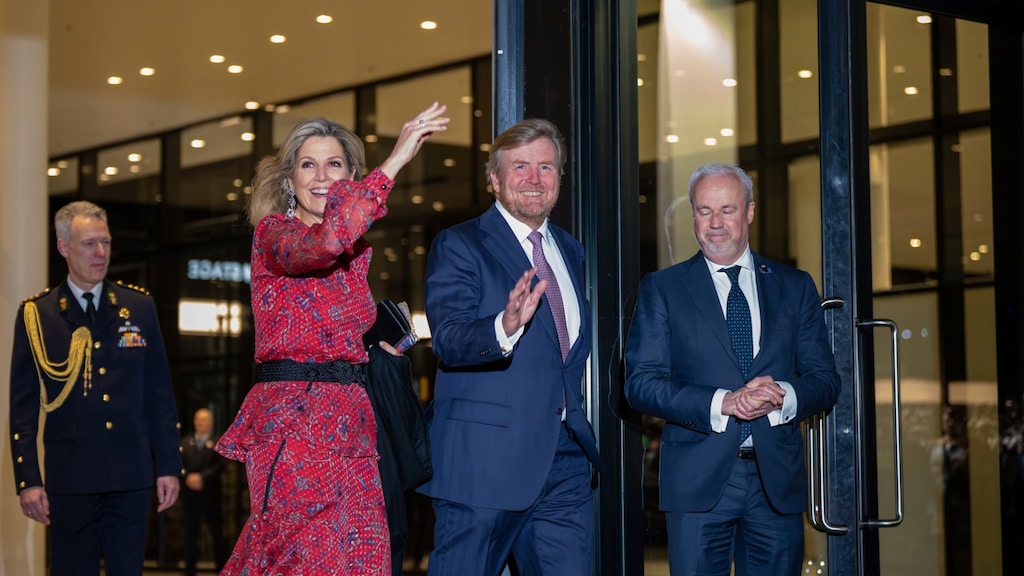 De koningin en de koning vorige week na afloop van het Koningsdagconcert.