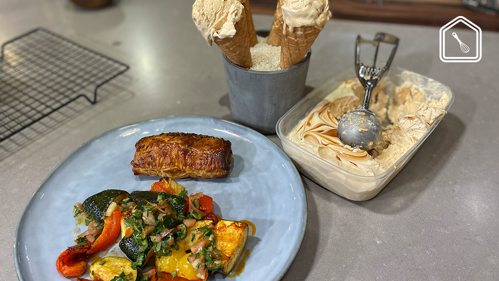 Argentijnse saucijzenbroodjes met gegrilde groentesalade én dulce de leche-ijs
