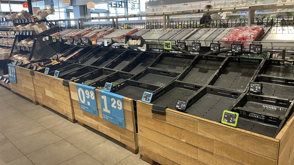 Lege schappen in Middelburg.