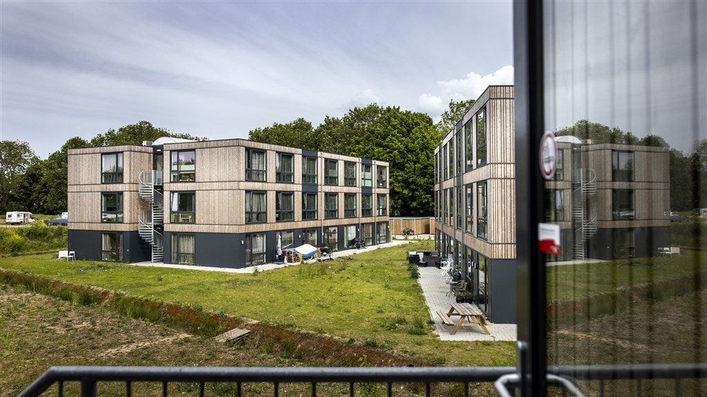 Bouw van tijdelijke woningen gaat minder snel dan gepland