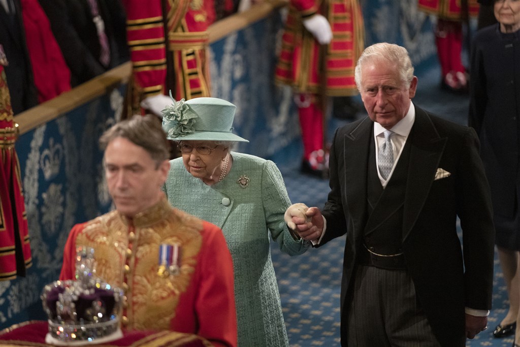 Koning Charles herdenkt moeder Elizabeth met videoboodschap